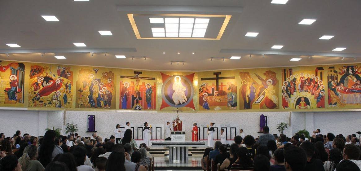 A nave da Matriz São Bento com os painéis da vida de Cristo